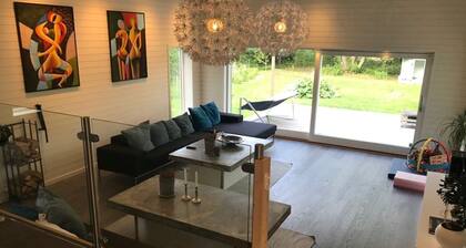 Suuri moderni huvila Sollentunassa Tukholman ulkopuolella