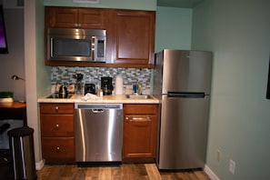 Geladeira, micro-ondas, cooktop, lava-louças