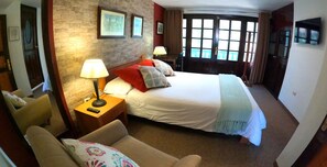 Desk, free WiFi, bed sheets - Churup Guest House (Huaraz)