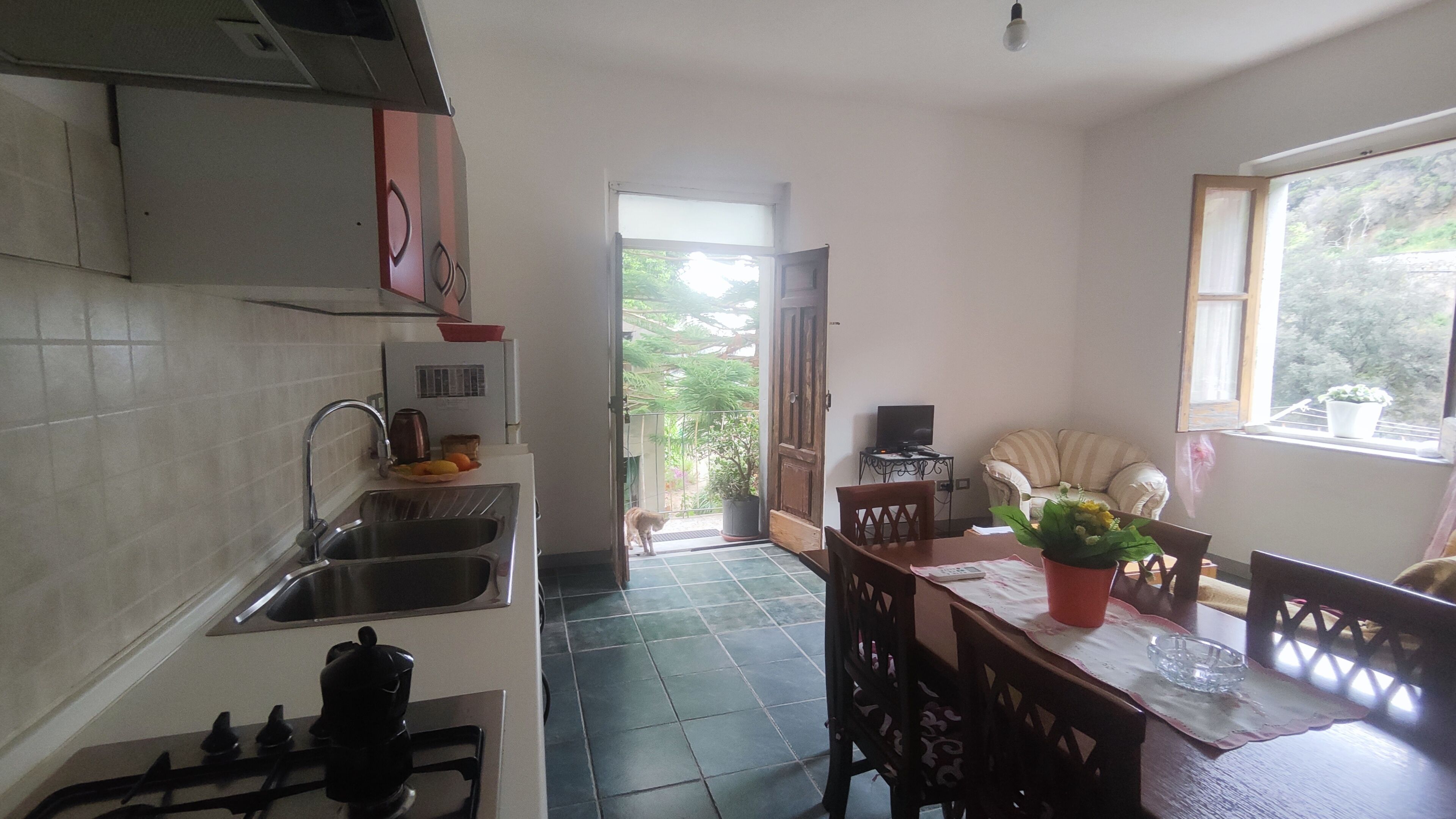 Kylskåp, ugn, spishäll och kaffe- och tebryggare