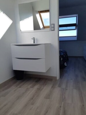 2 chambres, fer et planche à repasser, Wi-Fi, draps fournis