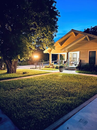 BoisD’Arc Bungalow and Suites - private Studio Type Suite - queen bed