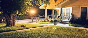 BoisD’Arc Bungalow and Suites - private Studio Type Suite - queen bed