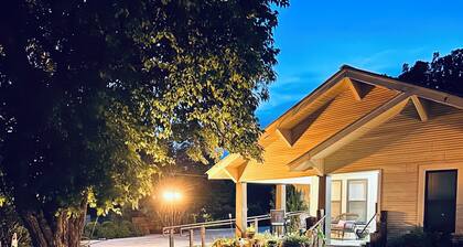 BoisD’Arc Bungalow and Suites - private Studio Type Suite - queen bed