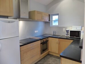 Réfrigérateur, micro-ondes, grille-pain