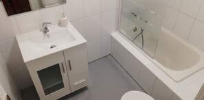 Baignoire, sèche-cheveux, serviettes fournies, savon