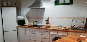 Réfrigérateur, micro-ondes, plaque de cuisson, cafetière/bouilloire
