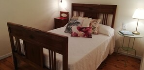 3 bedrooms, iron/ironing board, bed sheets