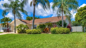 House | Property grounds - Villa Secrets (Cape Coral)
