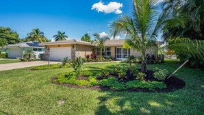 House | Property grounds - Villa Secrets (Cape Coral)