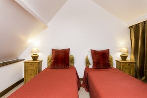 2 bedrooms, bed sheets