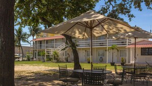 A hotel with outdoor seating, a covered patio, and a staircase leading to the upper floors. - BONITTO INN® Tampico Altamira (Altamira)