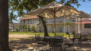 供應早餐、午餐和晚餐,當地料理,花園景觀