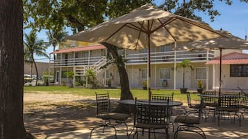 Petit-déjeuner, déjeuner et dîner servis sur place, vue sur le jardin