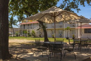 Se sirven desayunos y almuerzos; cocina local; con vista al jardín