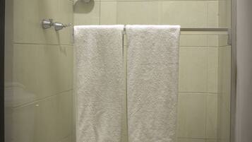 Een douche, handdoeken