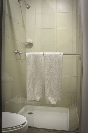 Een douche, handdoeken