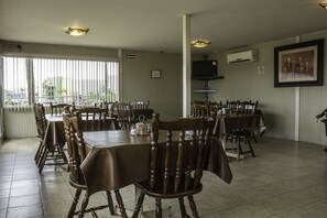 Breakfast, lunch, dinner served; local cuisine, garden views  - BONITTO INN® Tampico Altamira (Altamira)