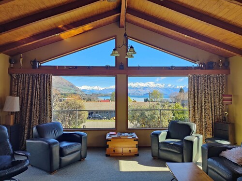 Retro Ski Lodge - Wanaka Holiday Home