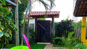 Un camí de fusta que condueix a una entrada tancada amb teulada de rajola.