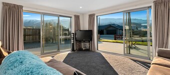 Pisa Oasis - Cromwell Holiday Home