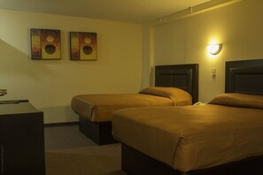 Habitación doble Confort, 2 camas matrimoniales | Escritorio, espacio para trabajar con laptop y cortinas blackout 