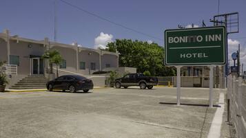 Señal de Bonito Inn Hotel con un edificio al fondo.