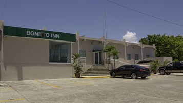 Un edificio con un cartel que dice "BONITO INN".
