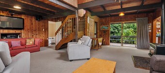 Lakeside Villa - Lake Rotoiti Holiday Home