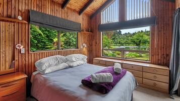 4 bedrooms, iron/ironing board, WiFi