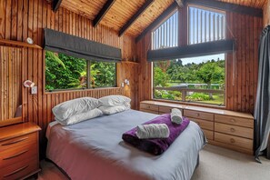 4 bedrooms, iron/ironing board, WiFi