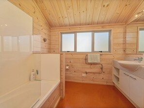 Bathtub, hair dryer - Kowhai Retreat - Matarangi Holiday Home (Matarangi)