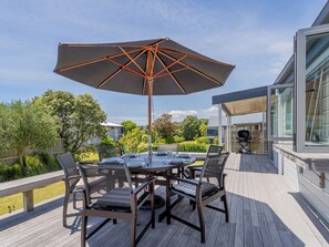 Outdoor dining - Kowhai Retreat - Matarangi Holiday Home (Matarangi)