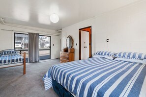 3 habitaciones, tabla de planchar con plancha, wifi y ropa de cama 