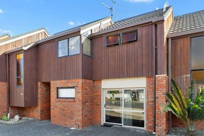 Exterior - Downtown Mountview - Mt Maunganui Holiday Home (Mt Maunganui)