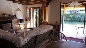 A cozy living room with a sofa, chairs, a fireplace, a television, and a bookshelf. - The "Maison des Moineaux" between lake and ocean for 6 persons (Soorts-Hossegor)