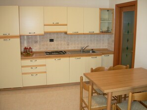 Geladeira, micro-ondas, cooktop, cafeteira/chaleira