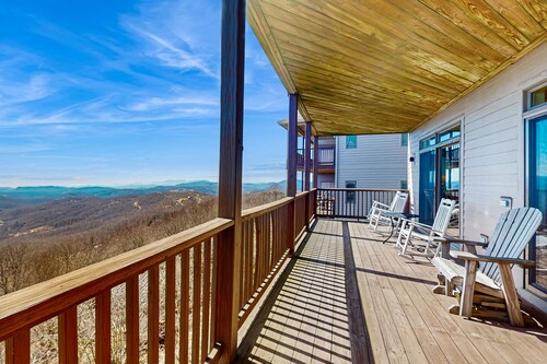 Mountain-top deluxe condo within walking distance to slopes + gourmet kitchen