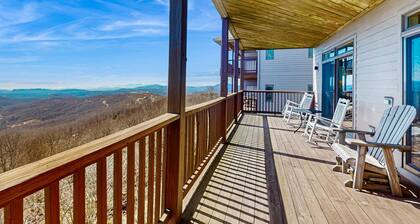 Mountain-top deluxe condo within walking distance to slopes + gourmet kitchen
