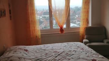 5 bedrooms, desk, iron/ironing board, WiFi
