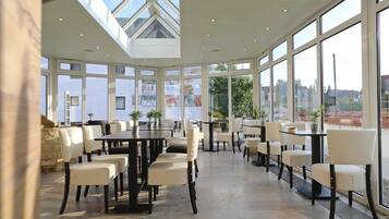 Petit déjeuner (9 EUR par personne)