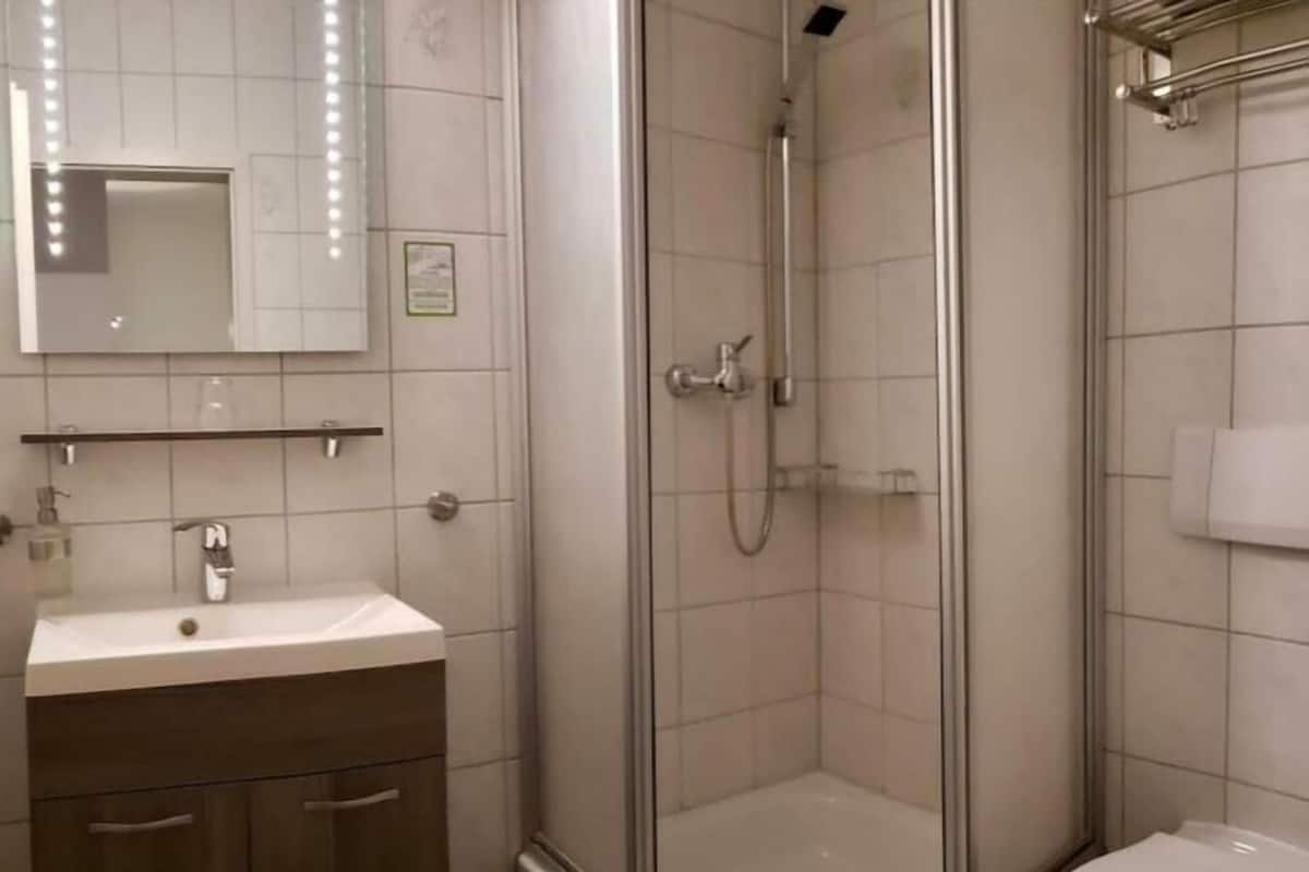 Habitación individual | Baño | Regadera, secadora de cabello, toallas