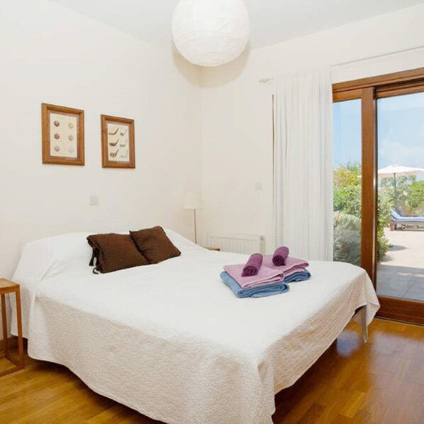 3 bedrooms, in-room safe, iron/ironing board, WiFi