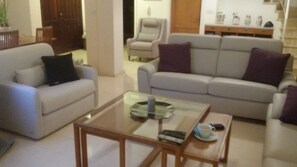 Fernseher, Kamin, DVD-Player, Bücher