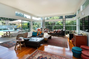 Fernseher, Kamin, Arbeitsbereiche