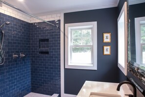 Duschwanne, Haartrockner, Bidet, Handtücher