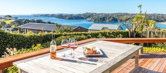Headland Views Oneroa - Oneroa Coastal Home with Sea Views