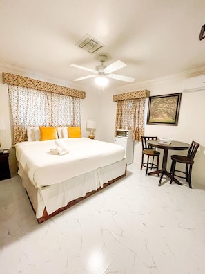 Standard Single Room, 1 King Bed | Bathroom | Shower, towels