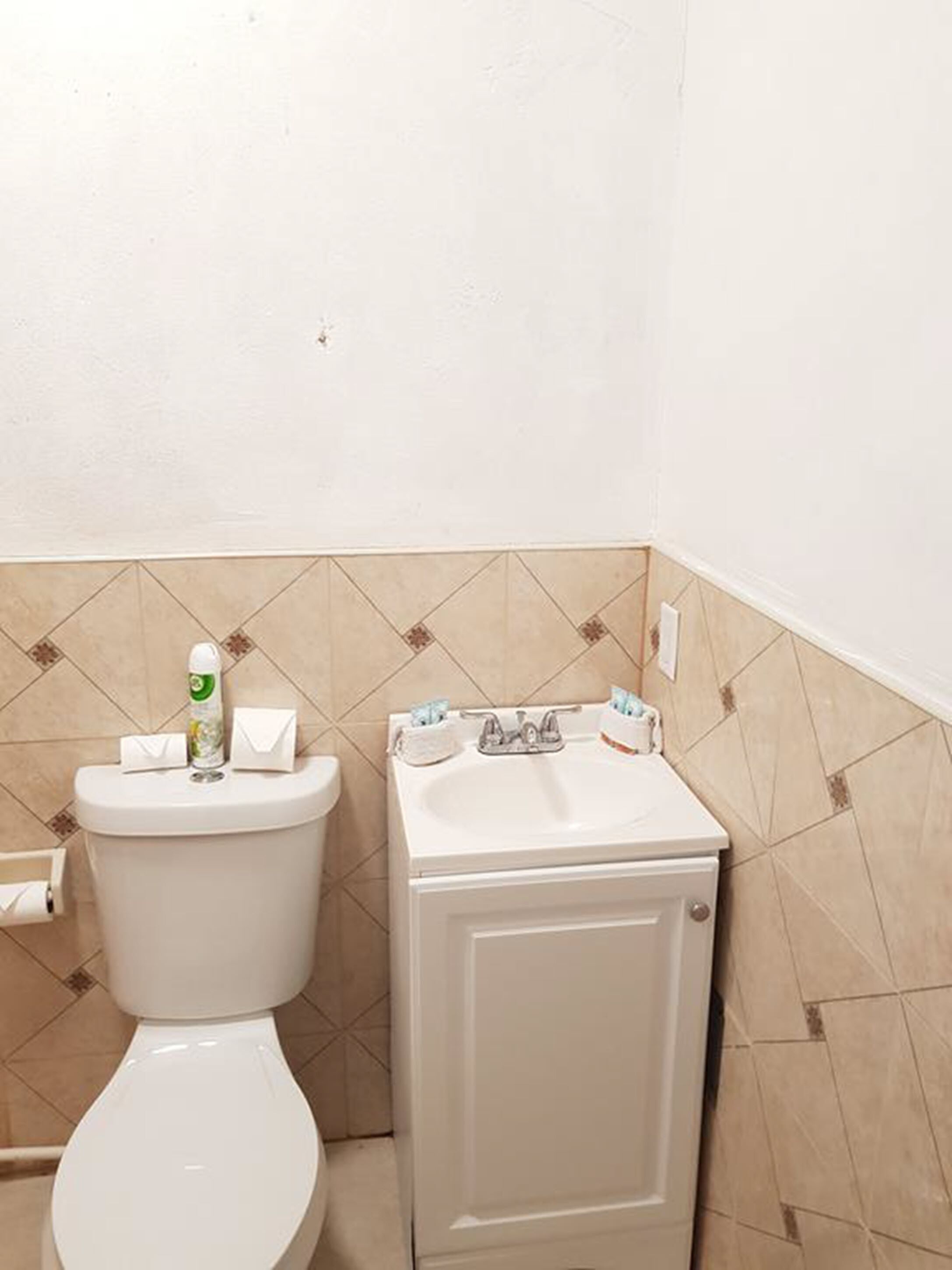 Une petite salle de bain avec des toilettes et un lavabo.