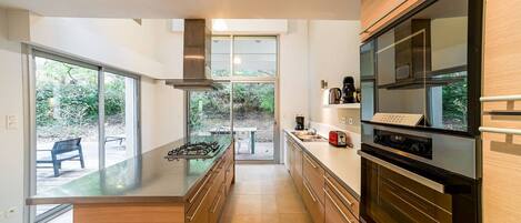 ثلاجة، ميكروويف، فرن، غسالة أطباق